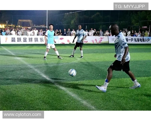 足球位于绿茵场上的激情碰撞与团队合作的完美结合