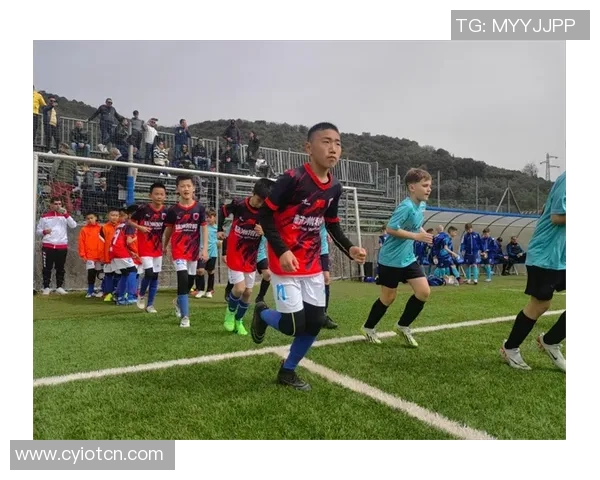 绿茵场上追逐梦想的少年们与足球的激情岁月